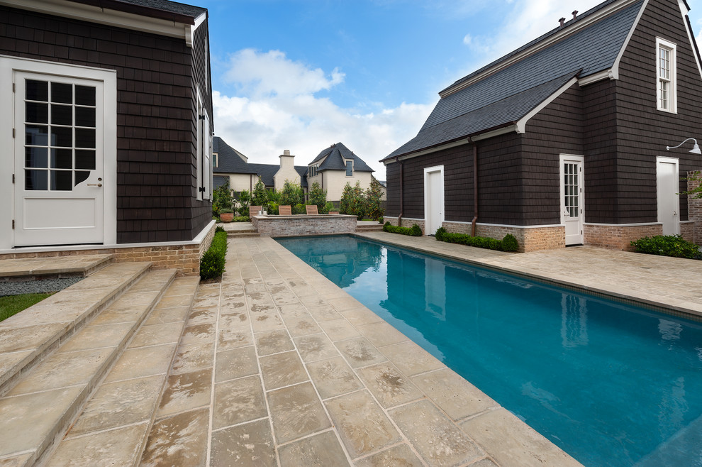 Idee per una piscina monocorsia costiera rettangolare di medie dimensioni e dietro casa con pavimentazioni in cemento e una vasca idromassaggio