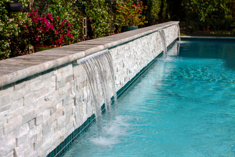 Foto di una grande piscina monocorsia design personalizzata con fontane