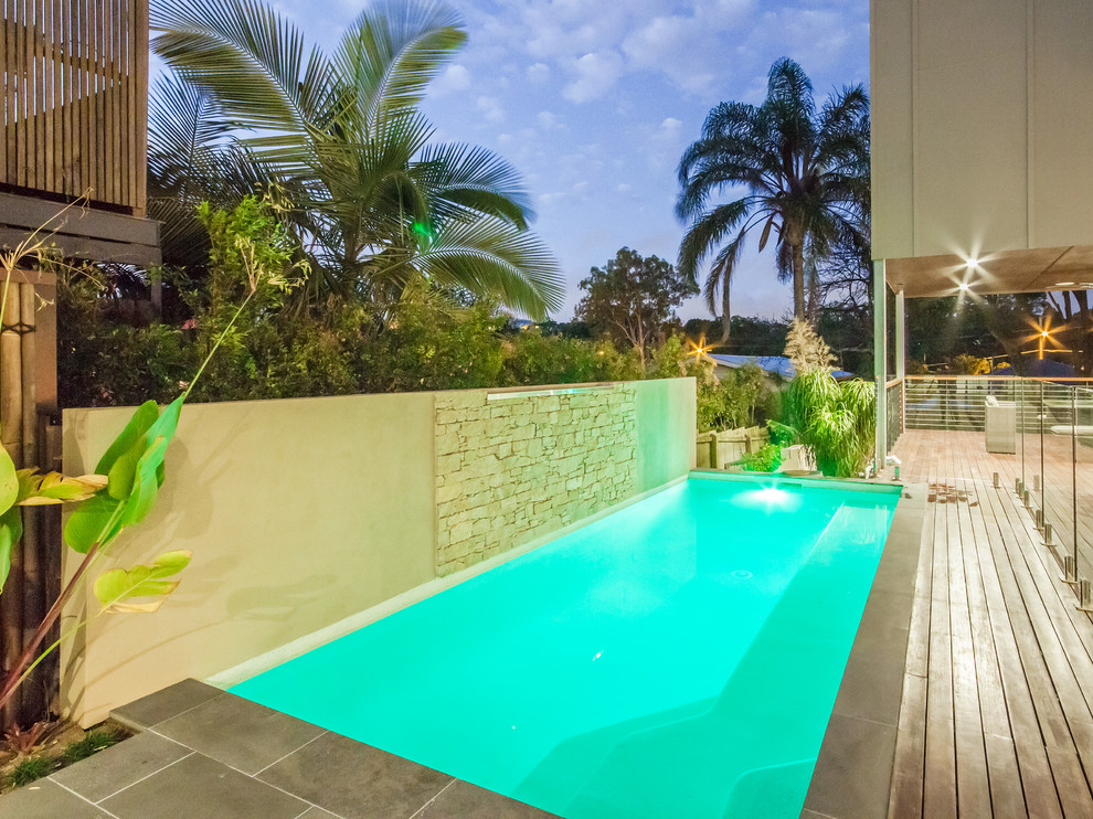 Idee per una piscina monocorsia contemporanea rettangolare di medie dimensioni e dietro casa con pedane