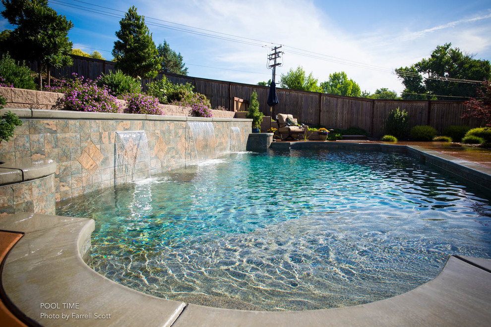 Imagen de piscina con fuente clásica de tamaño medio rectangular en patio trasero con entablado