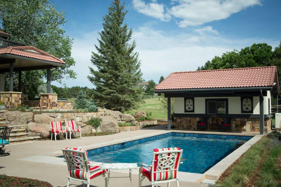Стильный дизайн: прямоугольный бассейн среднего размера на заднем дворе в стиле рустика с домиком у бассейна и мощением тротуарной плиткой - последний тренд