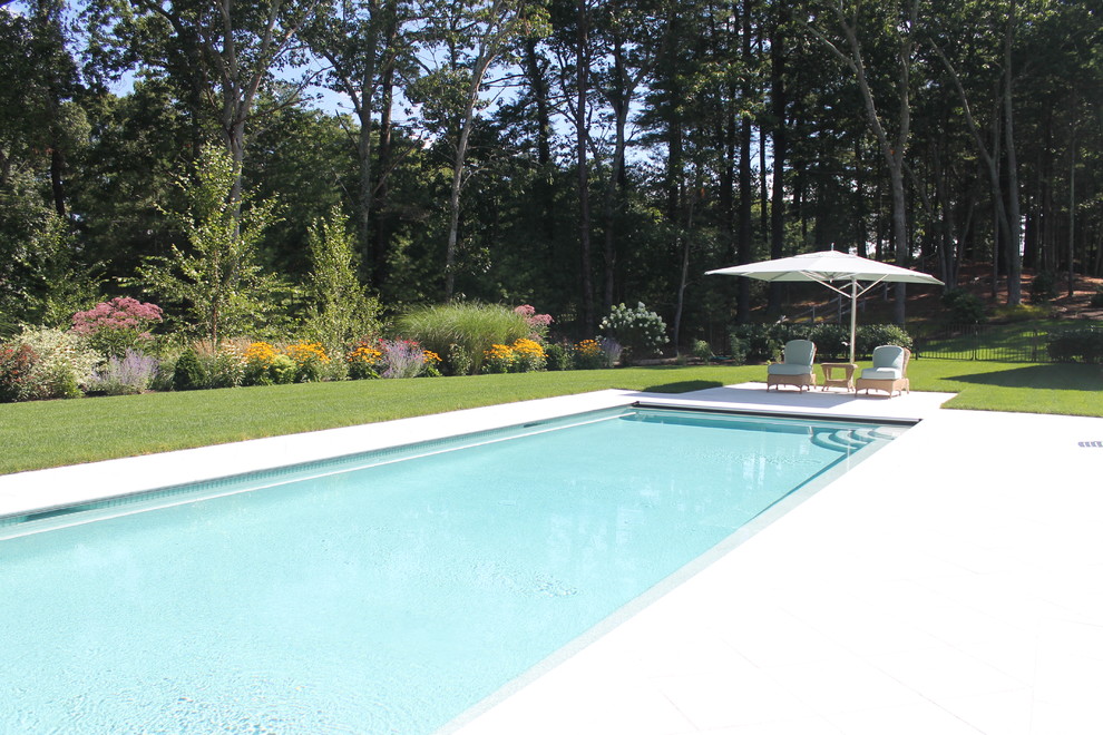 Foto de piscinas y jacuzzis naturales actuales de tamaño medio rectangulares en patio trasero con suelo de hormigón estampado