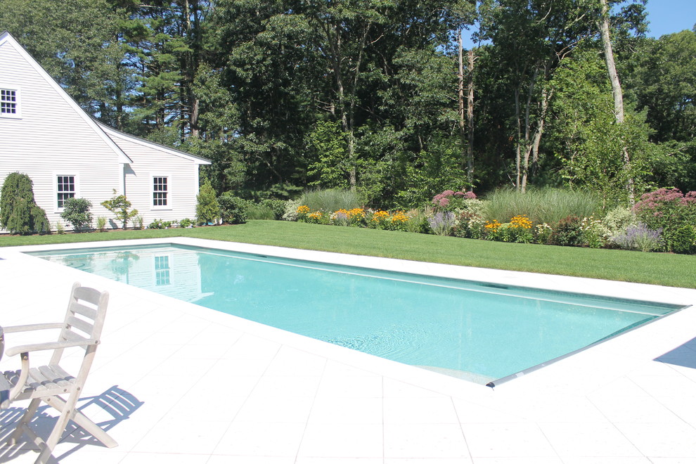 Imagen de piscinas y jacuzzis naturales actuales de tamaño medio rectangulares en patio trasero con suelo de hormigón estampado