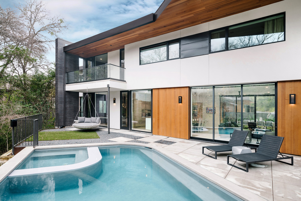 Diseño de piscinas y jacuzzis alargados contemporáneos rectangulares en patio trasero con gravilla