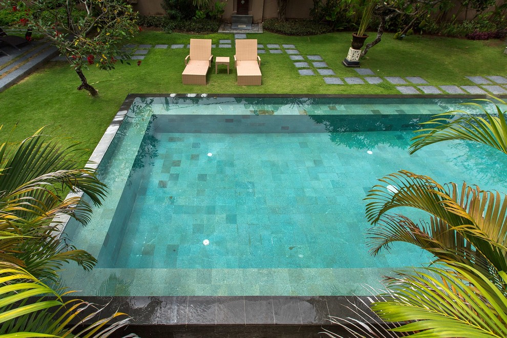 Inredning av en asiatisk mellanstor rektangulär pool, med poolhus och kakelplattor