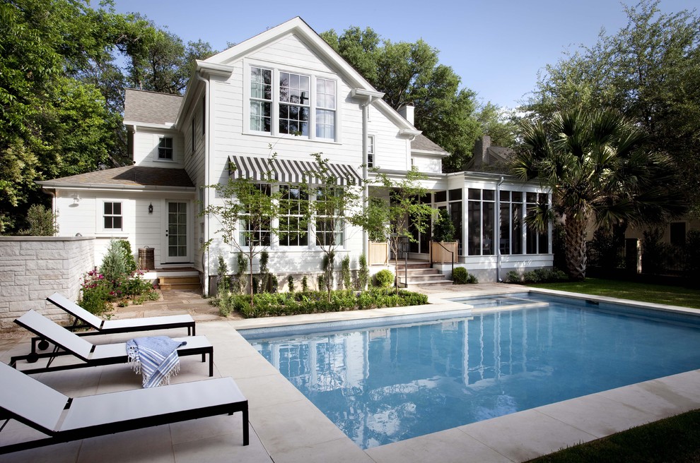 Klassischer Pool hinter dem Haus in L-Form mit Stempelbeton in Austin