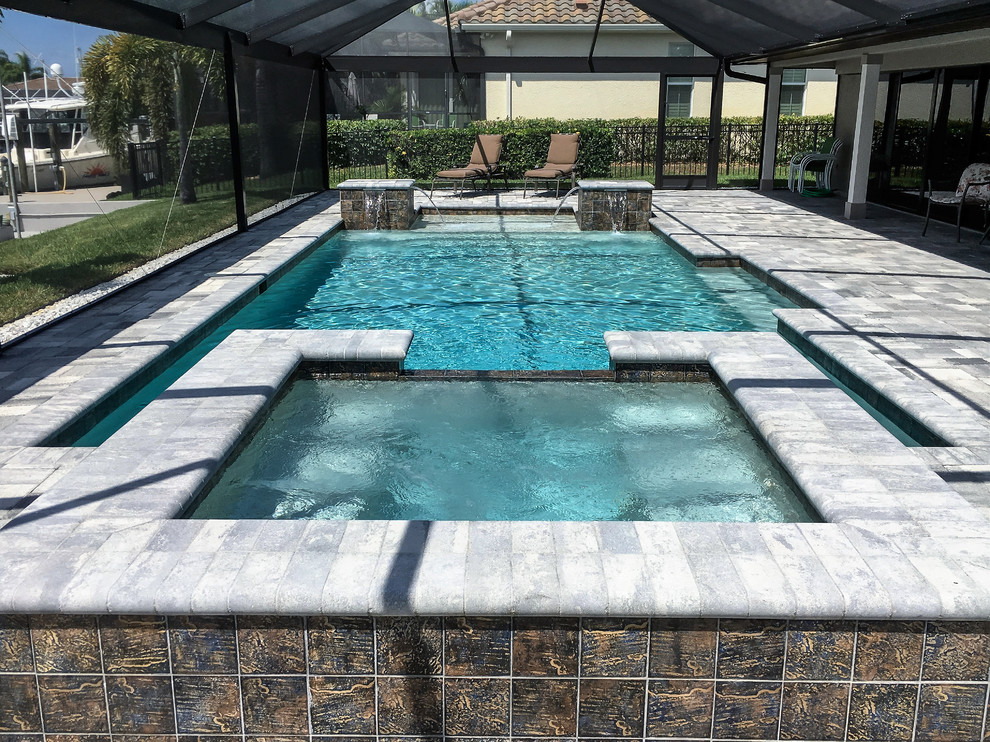 Diseño de piscina de tamaño medio con adoquines de piedra natural