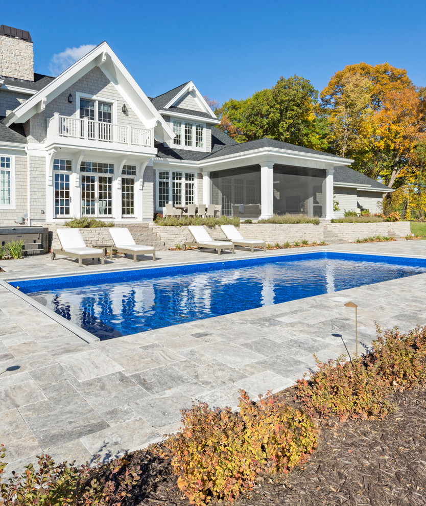 Пример оригинального дизайна: прямоугольный бассейн на заднем дворе в морском стиле с домиком у бассейна и покрытием из каменной брусчатки
