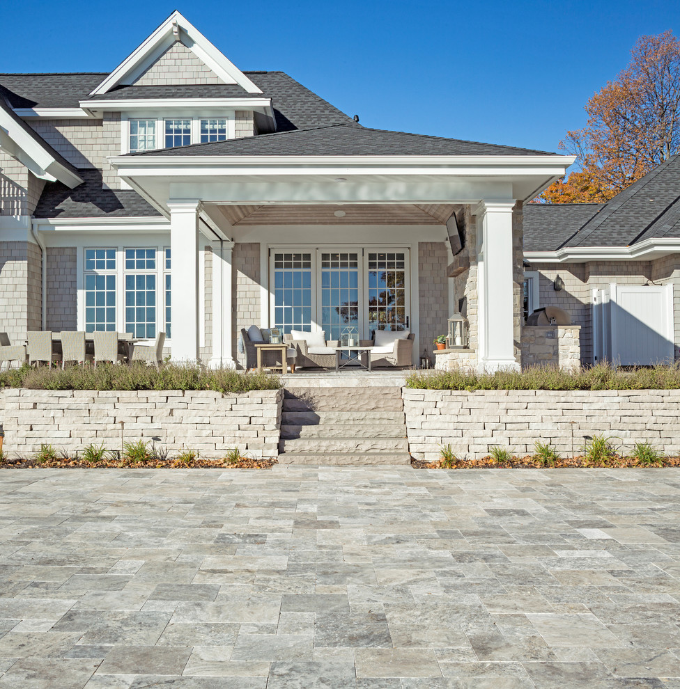 Diseño de casa de la piscina y piscina marinera rectangular en patio trasero con adoquines de piedra natural