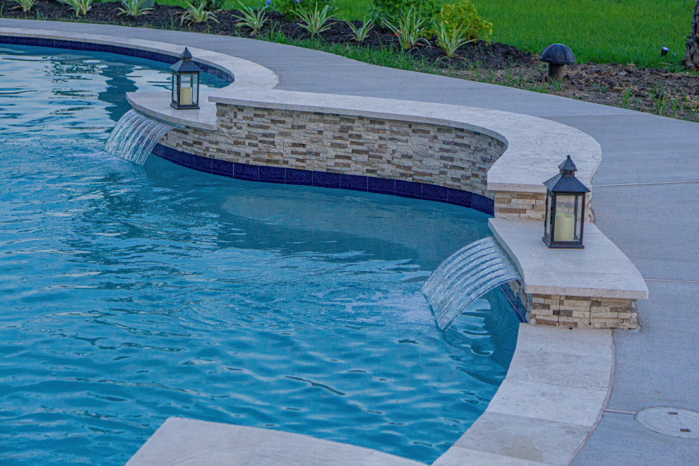Foto di una piscina tropicale personalizzata di medie dimensioni e dietro casa