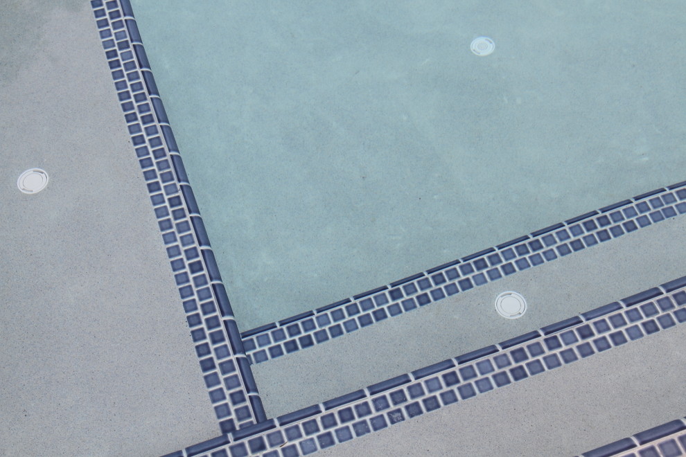 Cette image montre un couloir de nage arrière design de taille moyenne et rectangle avec un point d'eau.