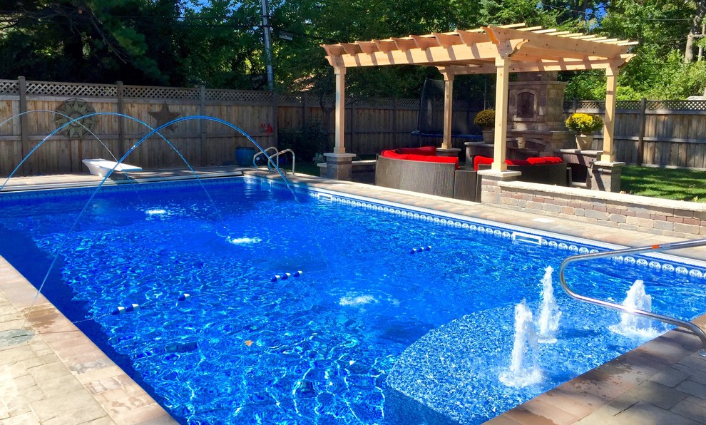 Foto di una piscina monocorsia minimal rettangolare dietro casa con pavimentazioni in mattoni