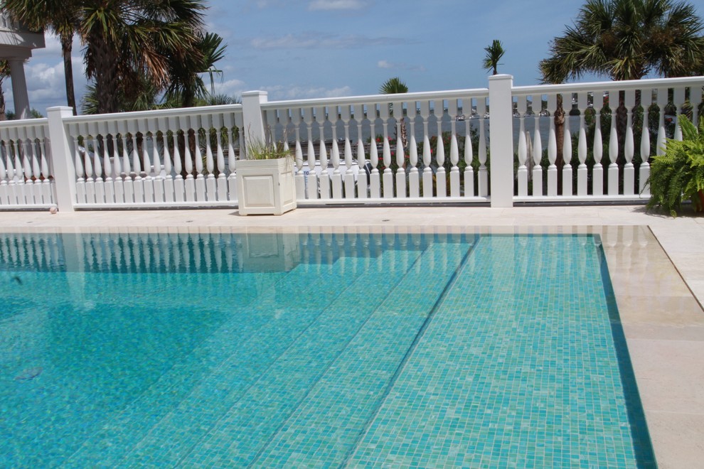 Mittelgroßer Maritimer Pool neben dem Haus in rechteckiger Form mit Wasserspiel und Natursteinplatten in Charleston