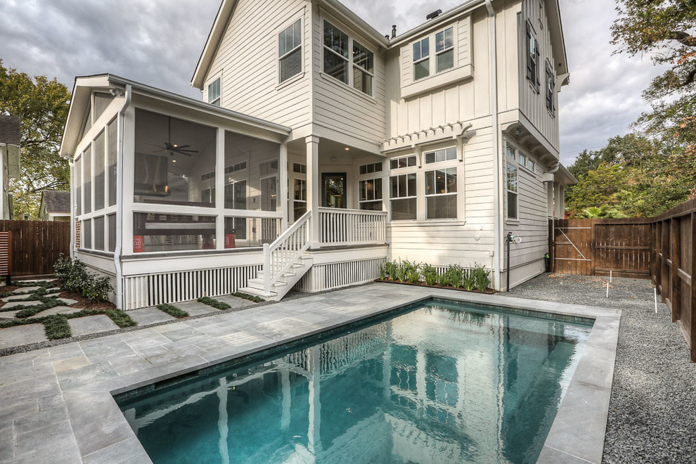 Imagen de casa de la piscina y piscina alargada campestre grande rectangular en patio trasero con suelo de hormigón estampado