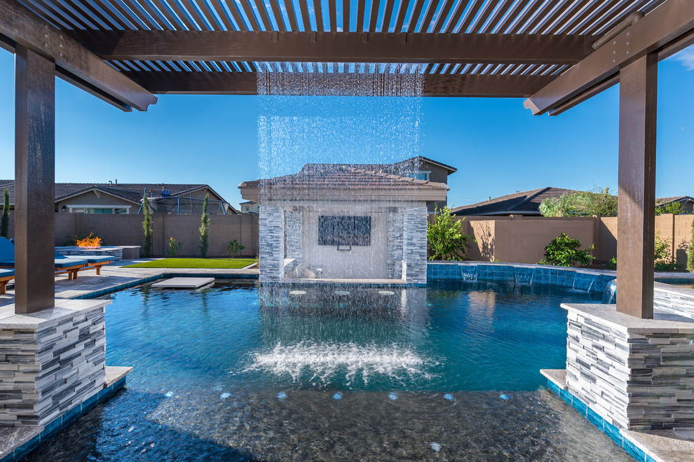 Ejemplo de piscina con fuente alargada contemporánea de tamaño medio a medida en patio trasero con suelo de baldosas