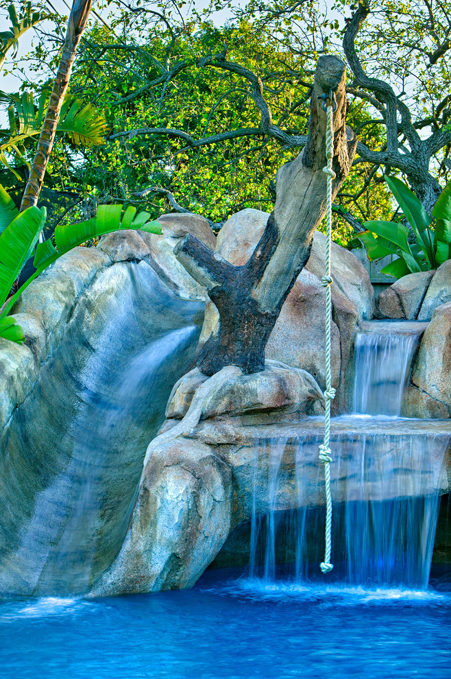 サンディエゴにあるトロピカルスタイルのおしゃれな自然ろ過プール (ウォータースライダー) の写真