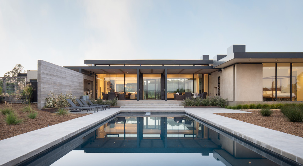 Moderner Pool hinter dem Haus in rechteckiger Form in San Francisco