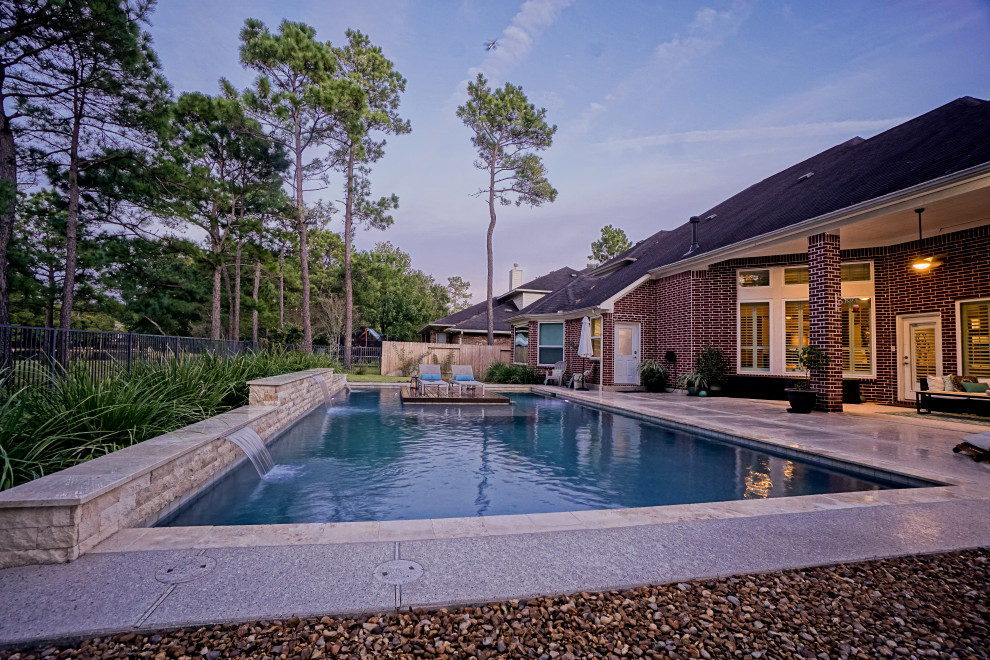 Idee per una grande piscina moderna rettangolare dietro casa con pedane