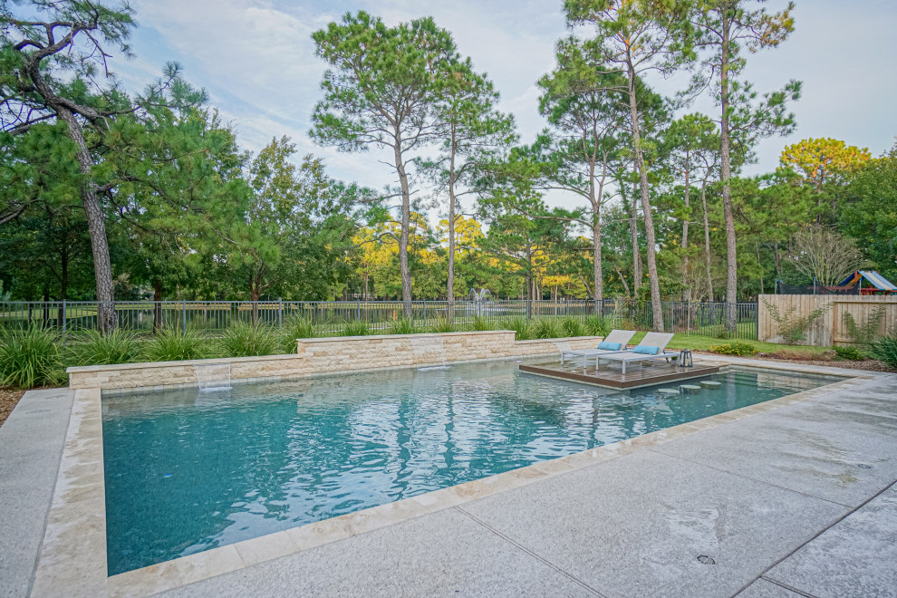 Foto de piscina vintage grande rectangular en patio trasero con entablado