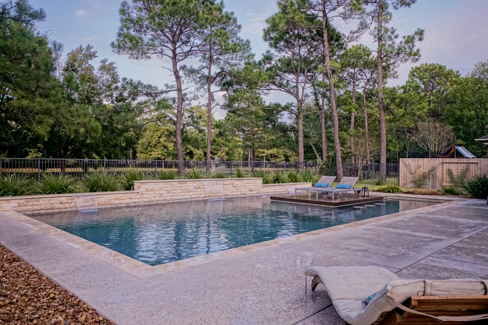 Foto på en stor 50 tals pool på baksidan av huset, med trädäck