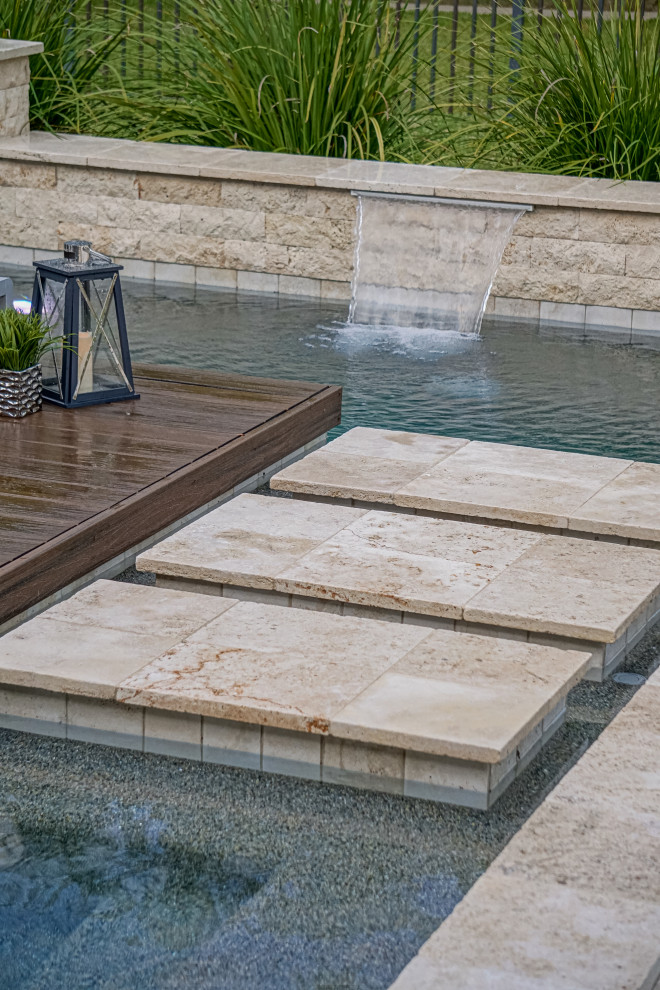 Diseño de piscina retro grande rectangular en patio trasero con entablado