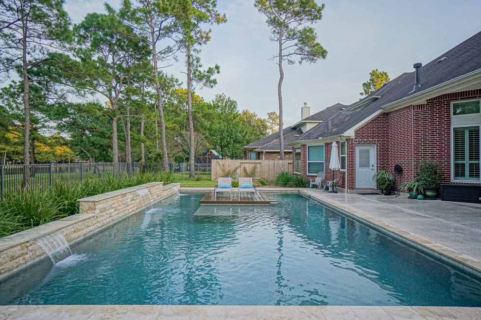 Inspiration pour une grande piscine arrière vintage rectangle avec une terrasse en bois.