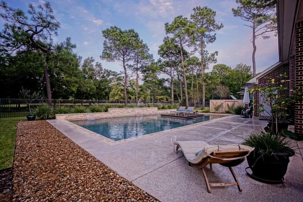 Идея дизайна: большой прямоугольный бассейн на заднем дворе в стиле ретро с настилом