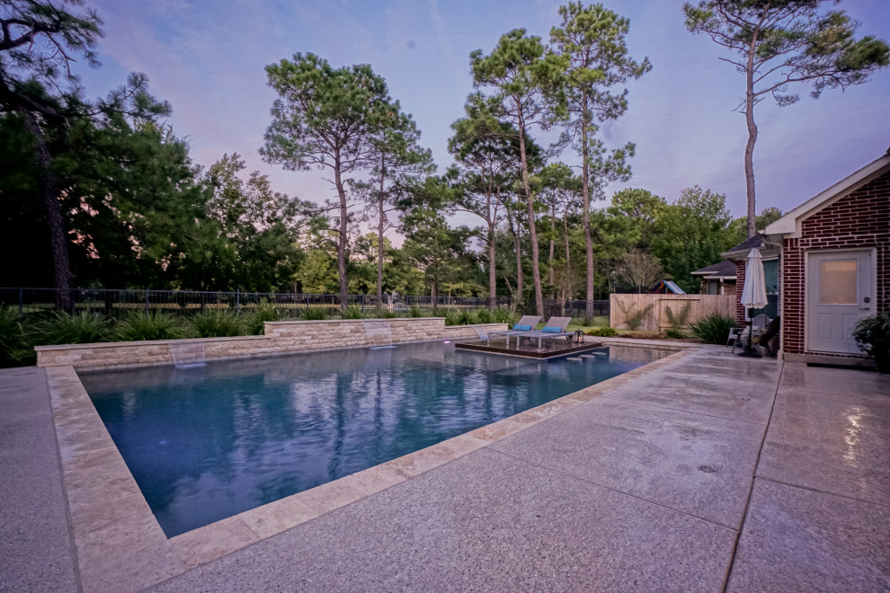 Großer Retro Pool hinter dem Haus in rechteckiger Form mit Dielen in Houston