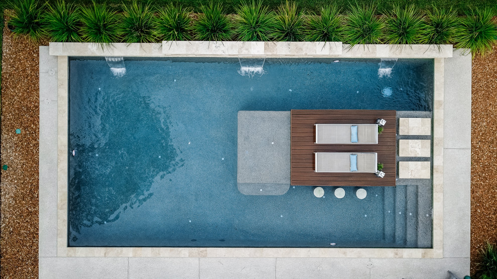 Foto de piscina retro grande rectangular en patio trasero con entablado