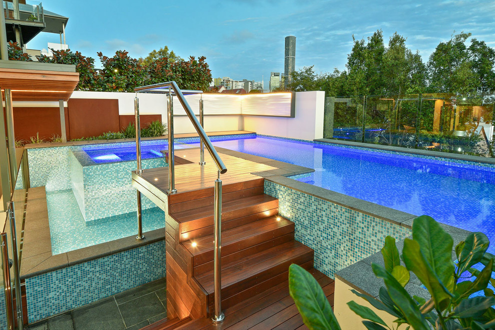 Идея дизайна: маленький наземный бассейн произвольной формы в современном стиле с джакузи и настилом для на участке и в саду