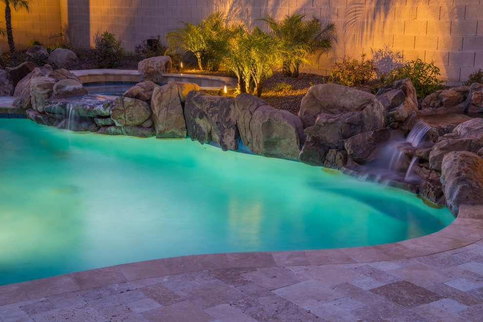 На фото: бассейн среднего размера, произвольной формы на заднем дворе в морском стиле с фонтаном и покрытием из плитки с