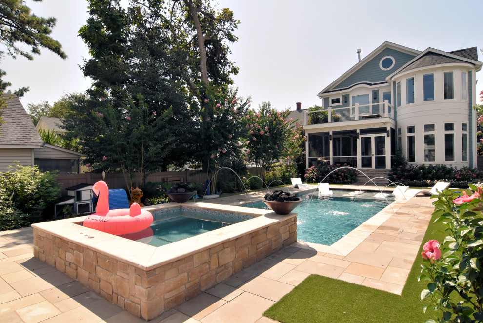 Ejemplo de piscina con fuente contemporánea de tamaño medio rectangular en patio trasero con adoquines de piedra natural