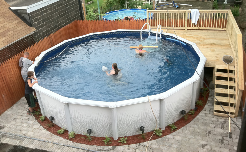 Ejemplo de piscina elevada clásica de tamaño medio en patio trasero