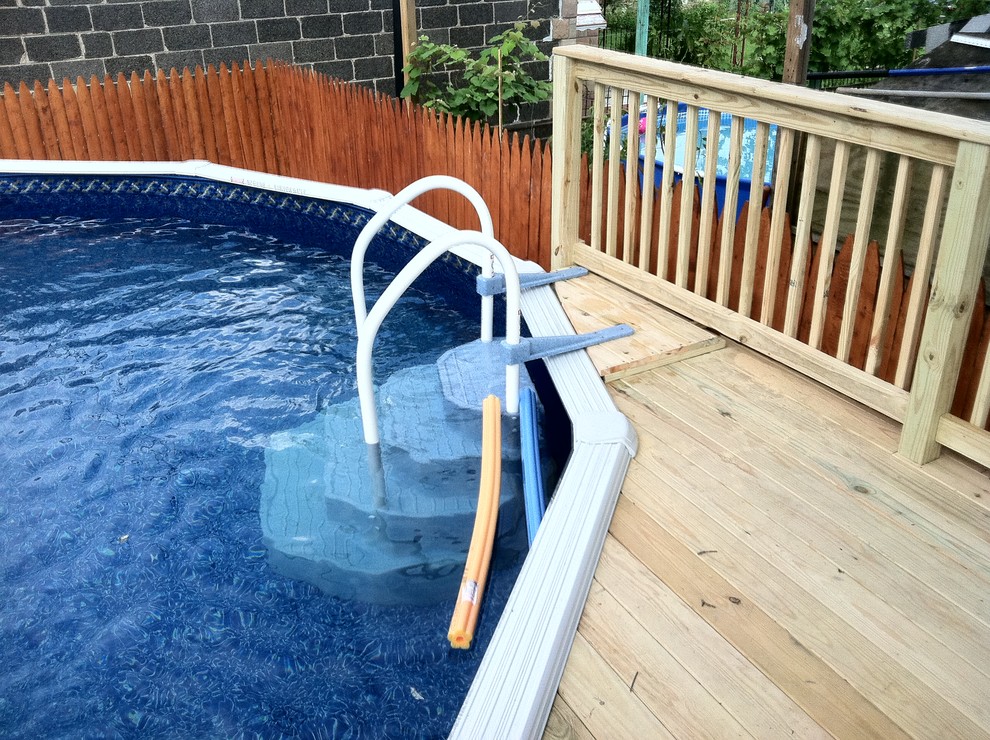 Ejemplo de piscina elevada clásica pequeña en patio trasero