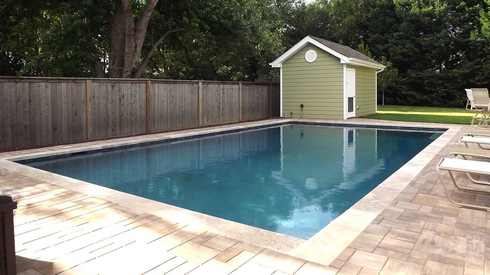 Foto de piscina tradicional grande rectangular en patio trasero con adoquines de piedra natural