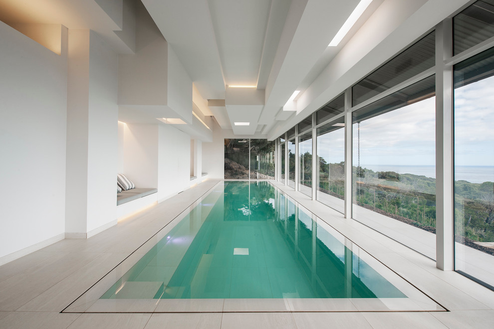 Foto de piscina contemporánea de tamaño medio rectangular y interior