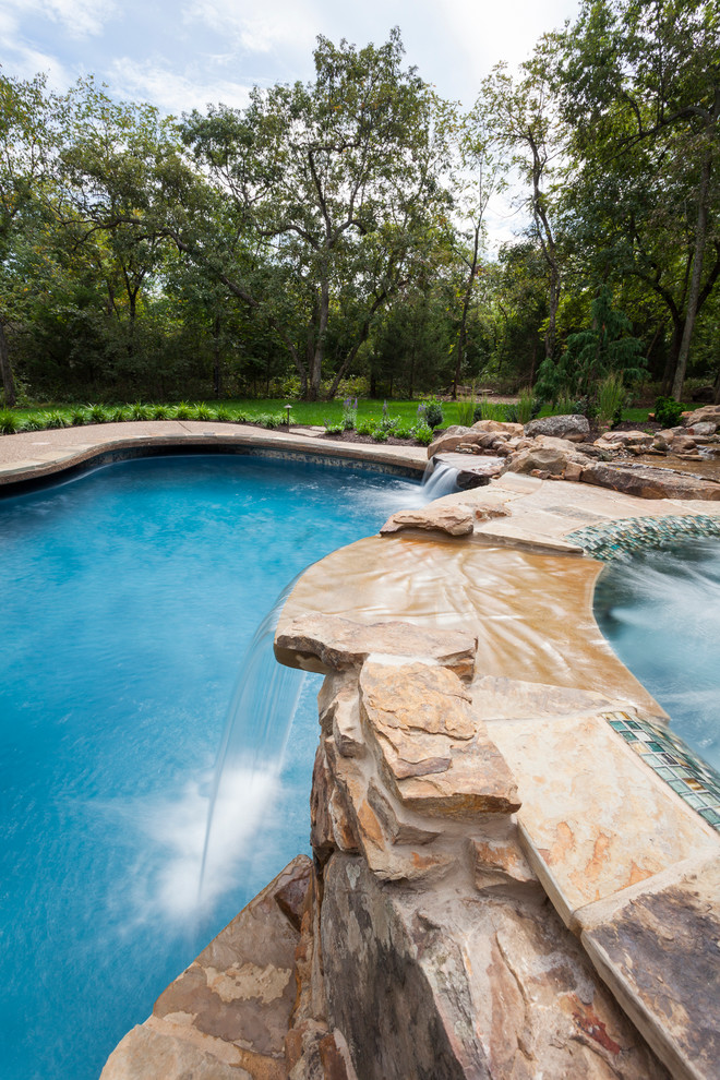 Idée de décoration pour une grande piscine arrière craftsman sur mesure avec un point d'eau et une dalle de béton.
