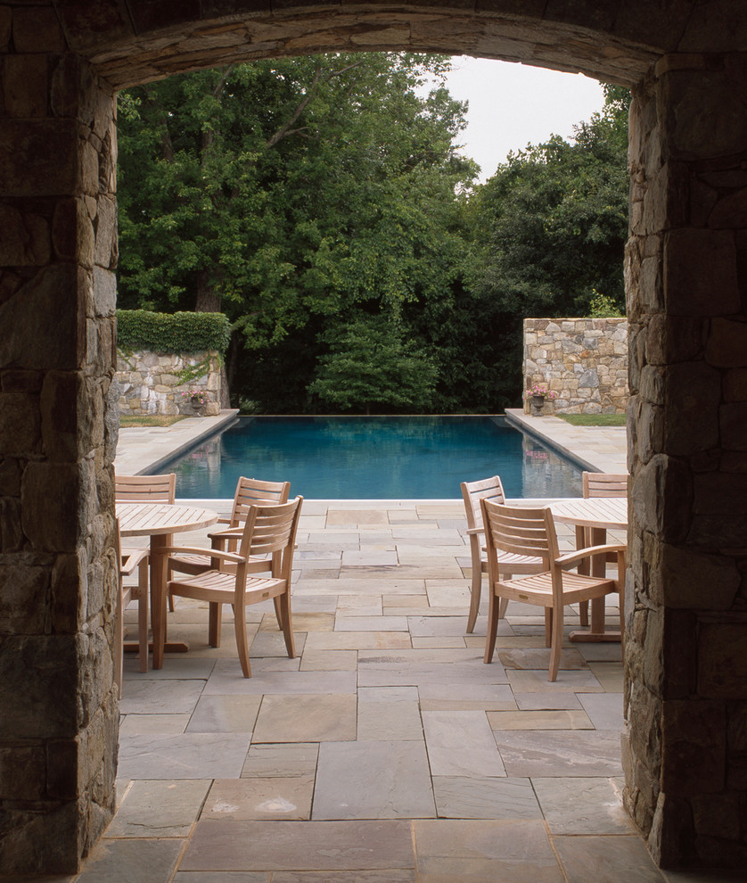 Foto de piscina tradicional rectangular en patio lateral con adoquines de piedra natural
