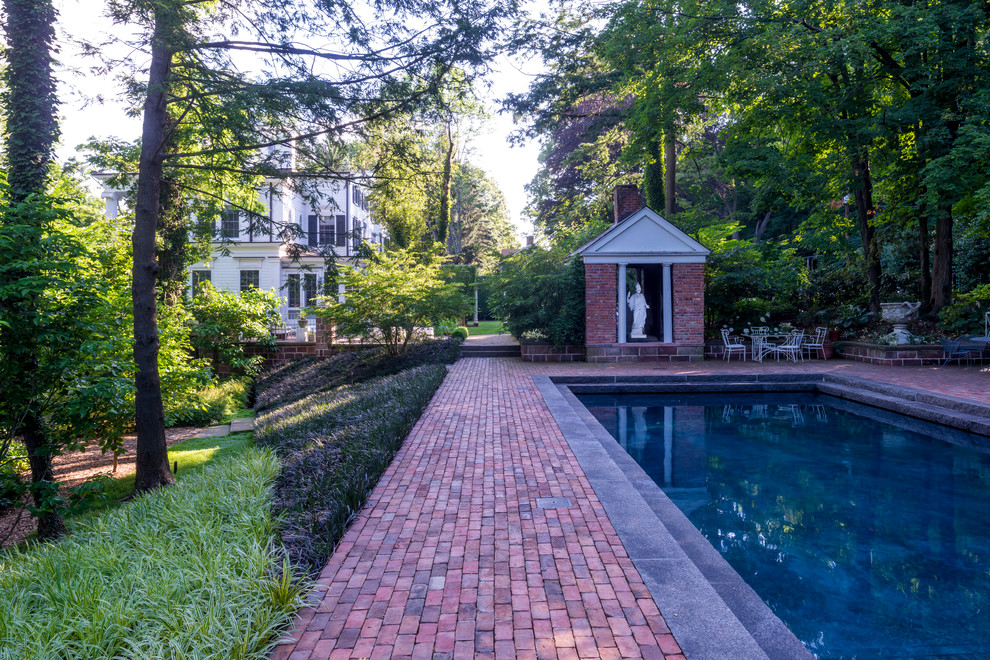 Diseño de casa de la piscina y piscina alargada tradicional grande rectangular en patio lateral con adoquines de ladrillo