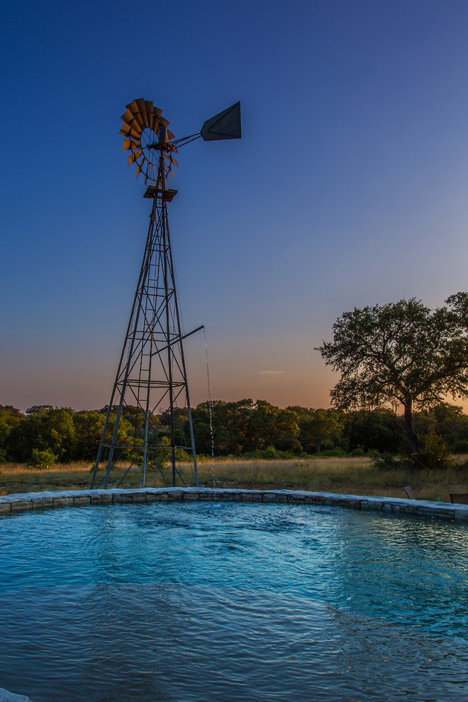 Immagine di una piscina fuori terra country rotonda dietro casa