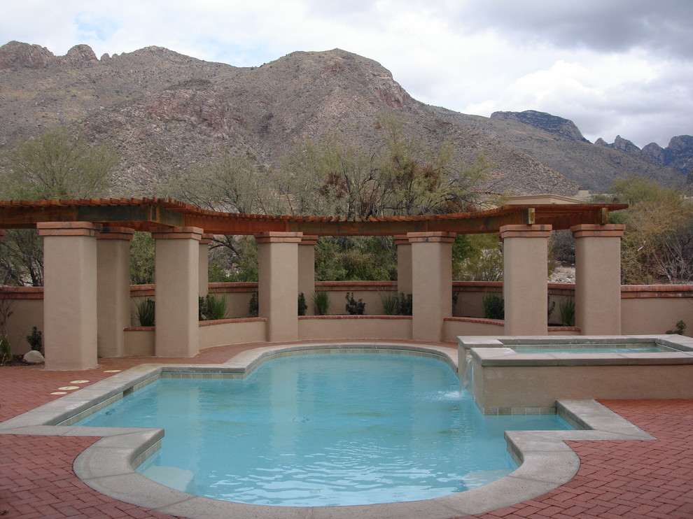 Пример оригинального дизайна: большой бассейн произвольной формы на заднем дворе в стиле фьюжн с джакузи и мощением клинкерной брусчаткой