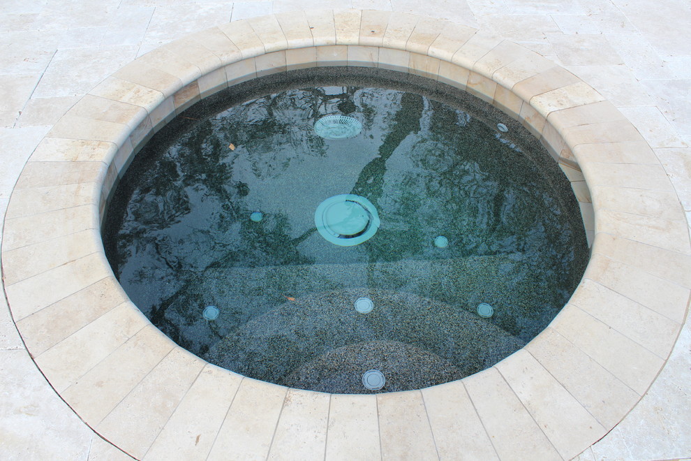 Источник вдохновения для домашнего уюта: большой спортивный, прямоугольный бассейн на заднем дворе в стиле неоклассика (современная классика) с джакузи и покрытием из каменной брусчатки