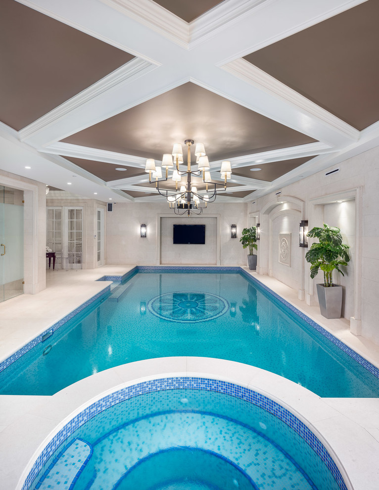 Idee per un'ampia piscina classica rettangolare con una vasca idromassaggio