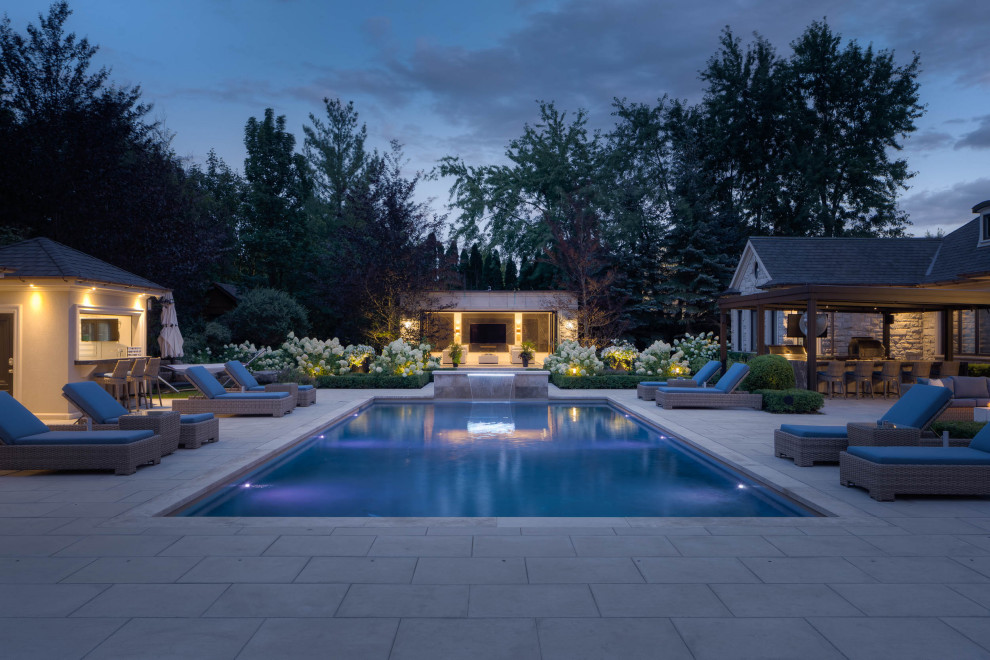 Esempio di una piscina monocorsia contemporanea rettangolare di medie dimensioni e dietro casa con fontane e pavimentazioni in pietra naturale