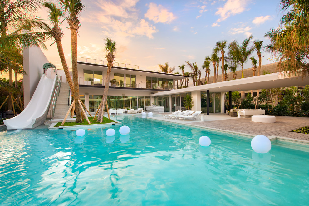 Maritimer Pool hinter dem Haus in individueller Form mit Wasserrutsche und Dielen in Miami