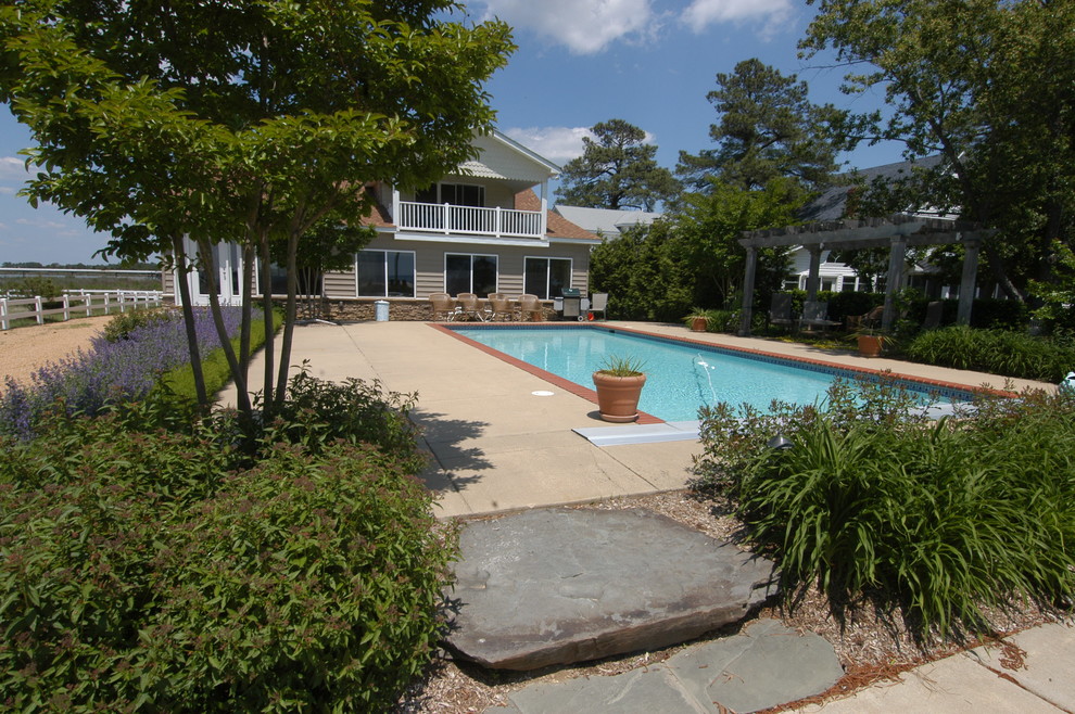 На фото: прямоугольный бассейн среднего размера на переднем дворе в стиле фьюжн