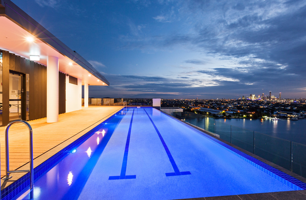 Immagine di una piscina monocorsia minimal rettangolare di medie dimensioni e sul tetto