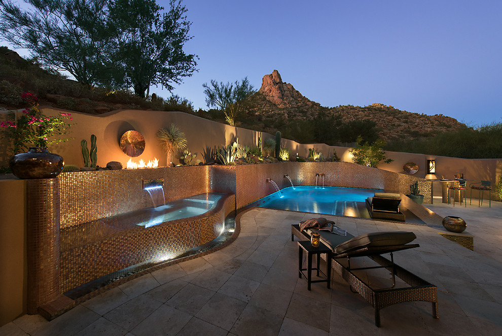 Imagen de piscina con fuente infinita contemporánea grande a medida en patio trasero con suelo de baldosas