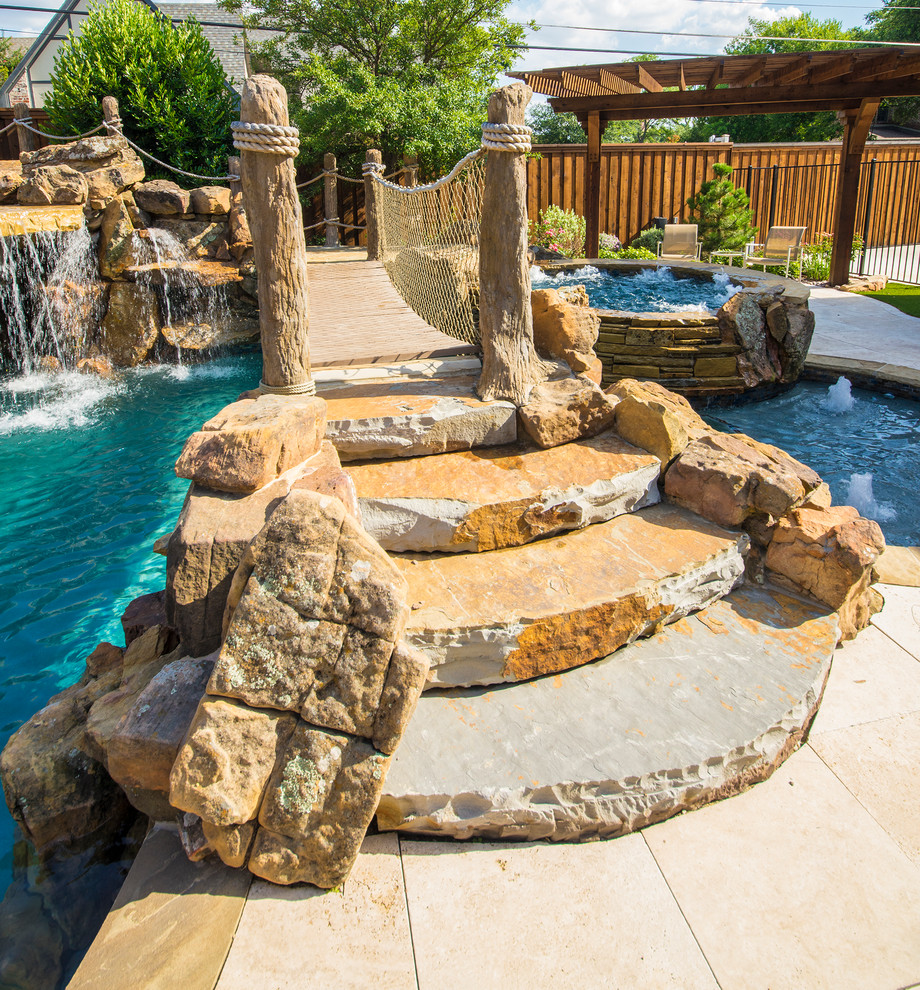 Foto de piscina con tobogán exótica grande a medida en patio trasero con adoquines de piedra natural