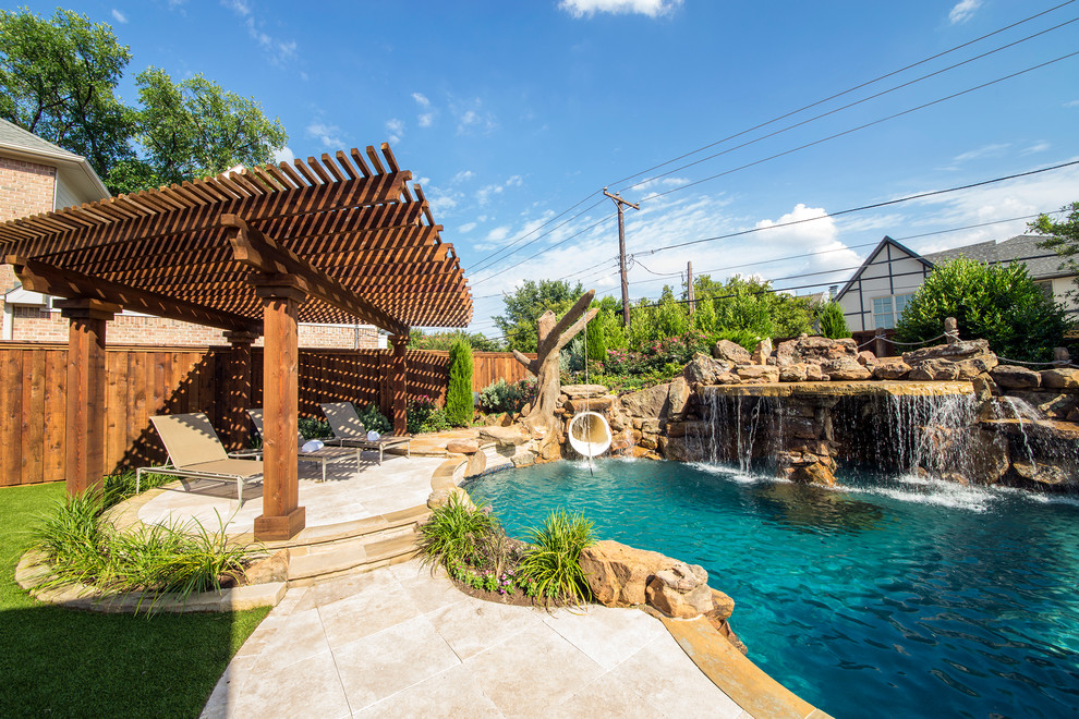 Идея дизайна: большой бассейн произвольной формы на заднем дворе в морском стиле с водной горкой и покрытием из каменной брусчатки